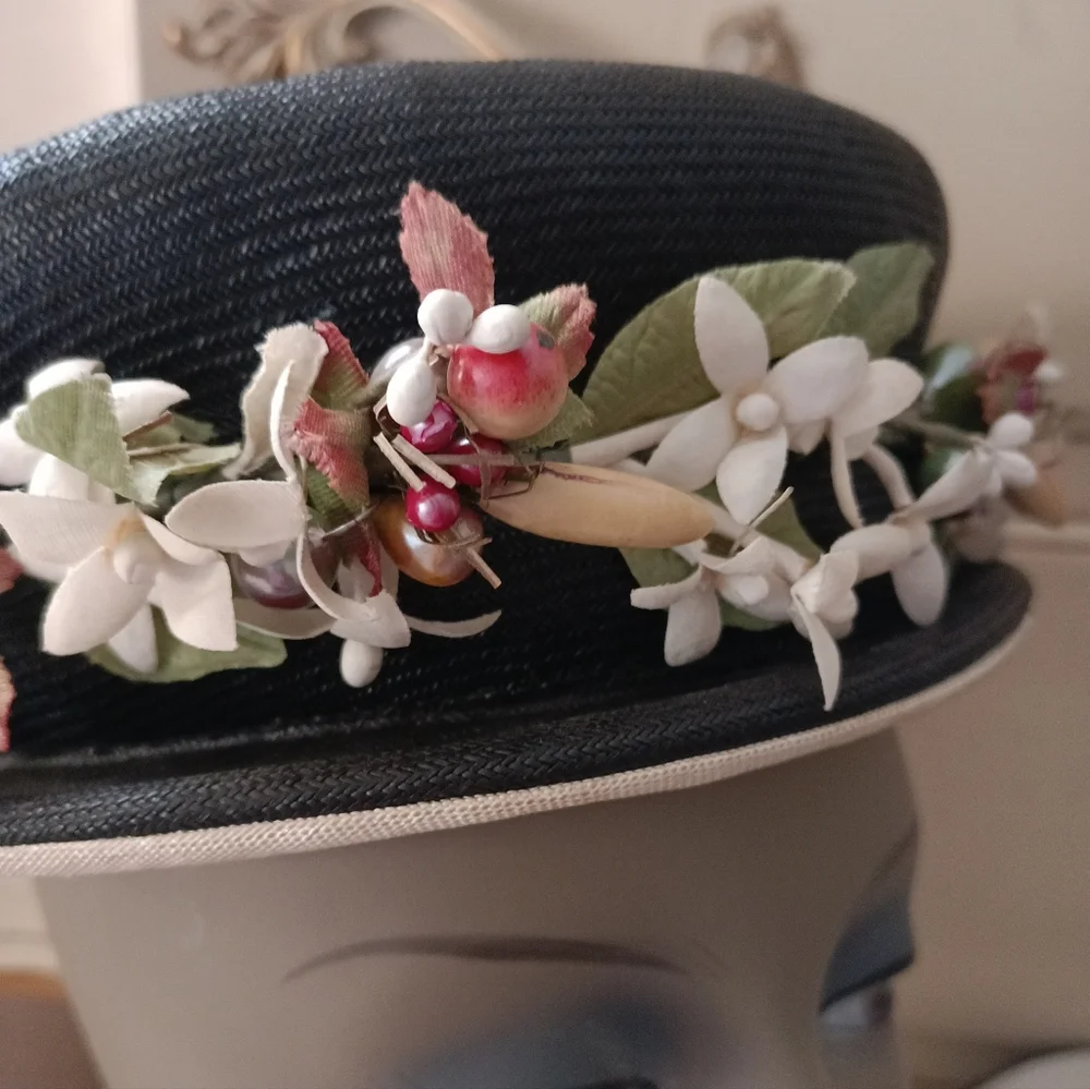 RARE AND STUNNING VINTAGE 1930S/ 40S BLACK STRAW HAT W/ VTG FLORALS AND FRUIT !